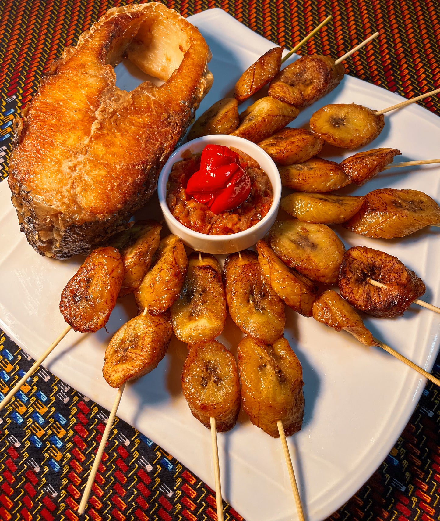 Brochette de Alloco (banane plantain frite) et poisson perche :